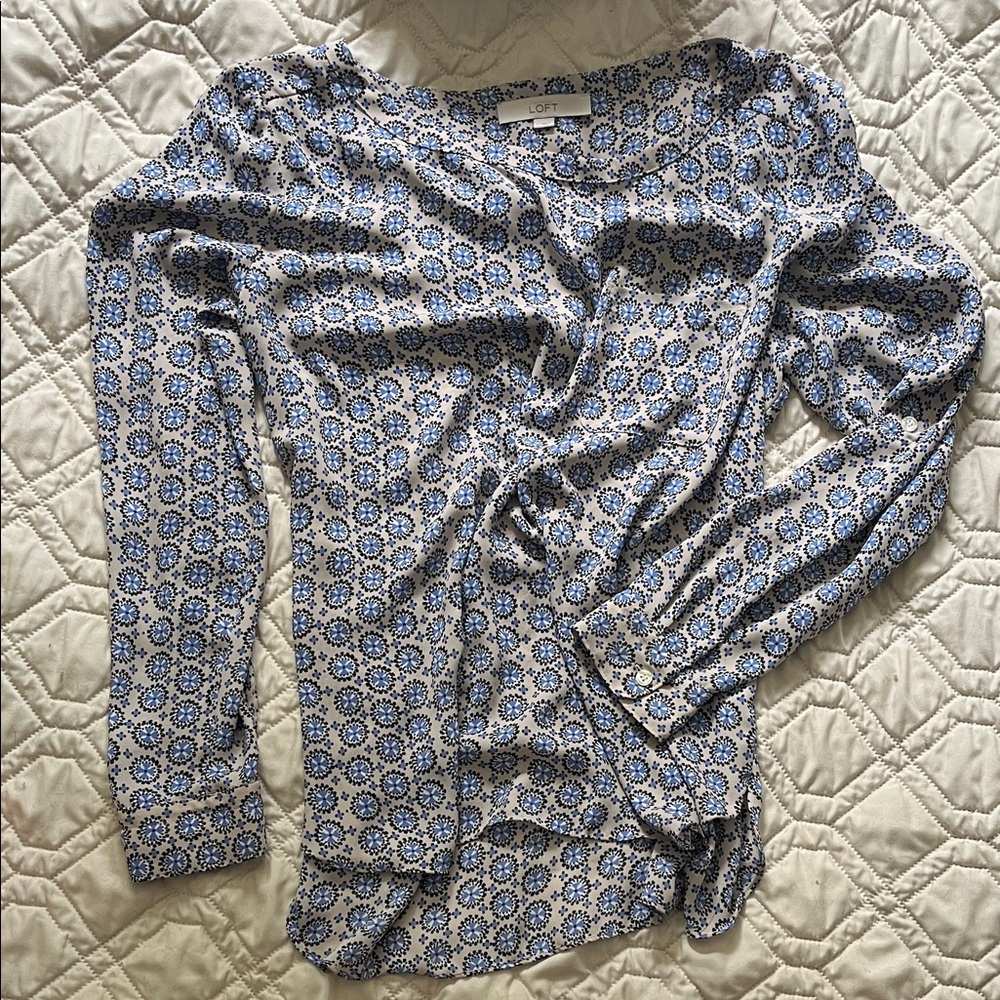 ⭐️ 3/$30 or 6/$50! LOFT Blue and White Patterned Blouse